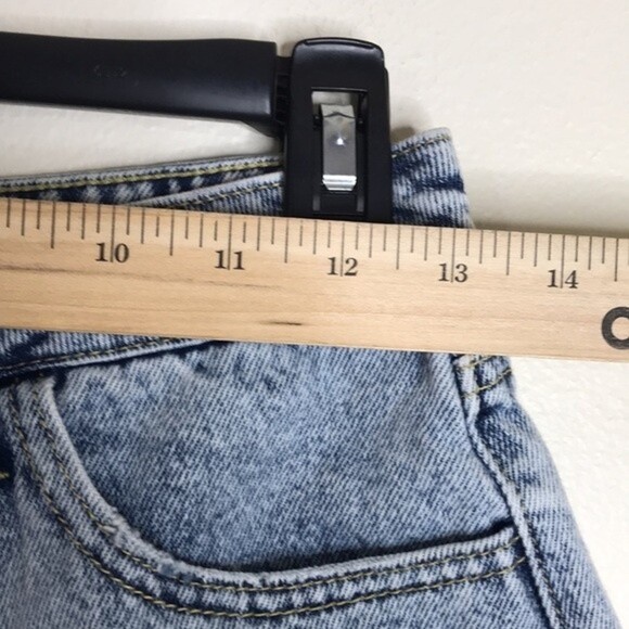 Forever 21 light wash denim with Daisys embroidered around Shorts edges size 27 - Picture 7 of 12